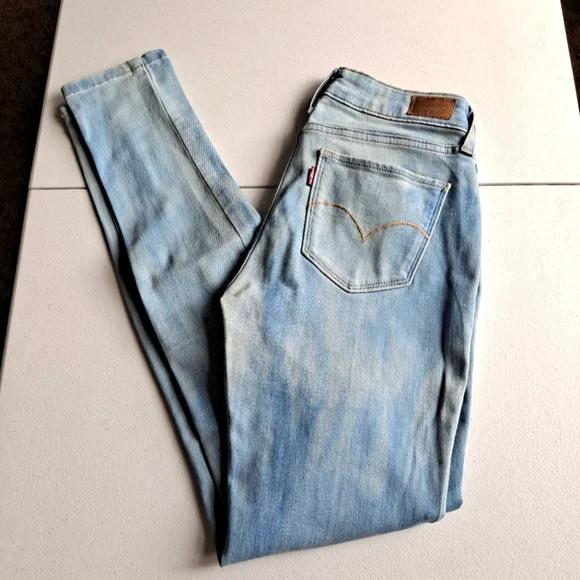 Levi's Light Wash Skinny Jeans - Picture 2 of 8